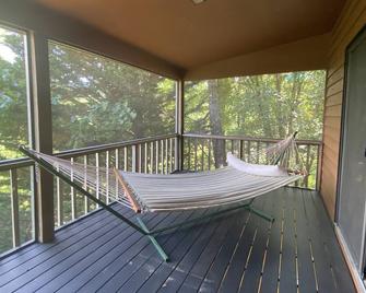 Perfect Location, Close To Town, Pet Friendly Cabin With A View, New Hot Tub - Murphy - Balcón