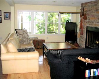 Fully-Furnished Lake Cabin Rental near Grand Rapids, Michigan - Pentwater - Living room