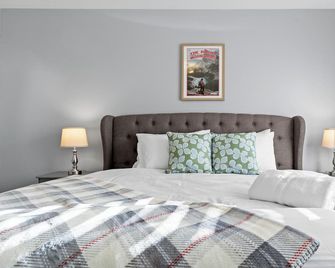 Modern 6BR Spacious Retreat – Perfect for Monthly Stays! New Furniture & Beds - Brampton - Bedroom