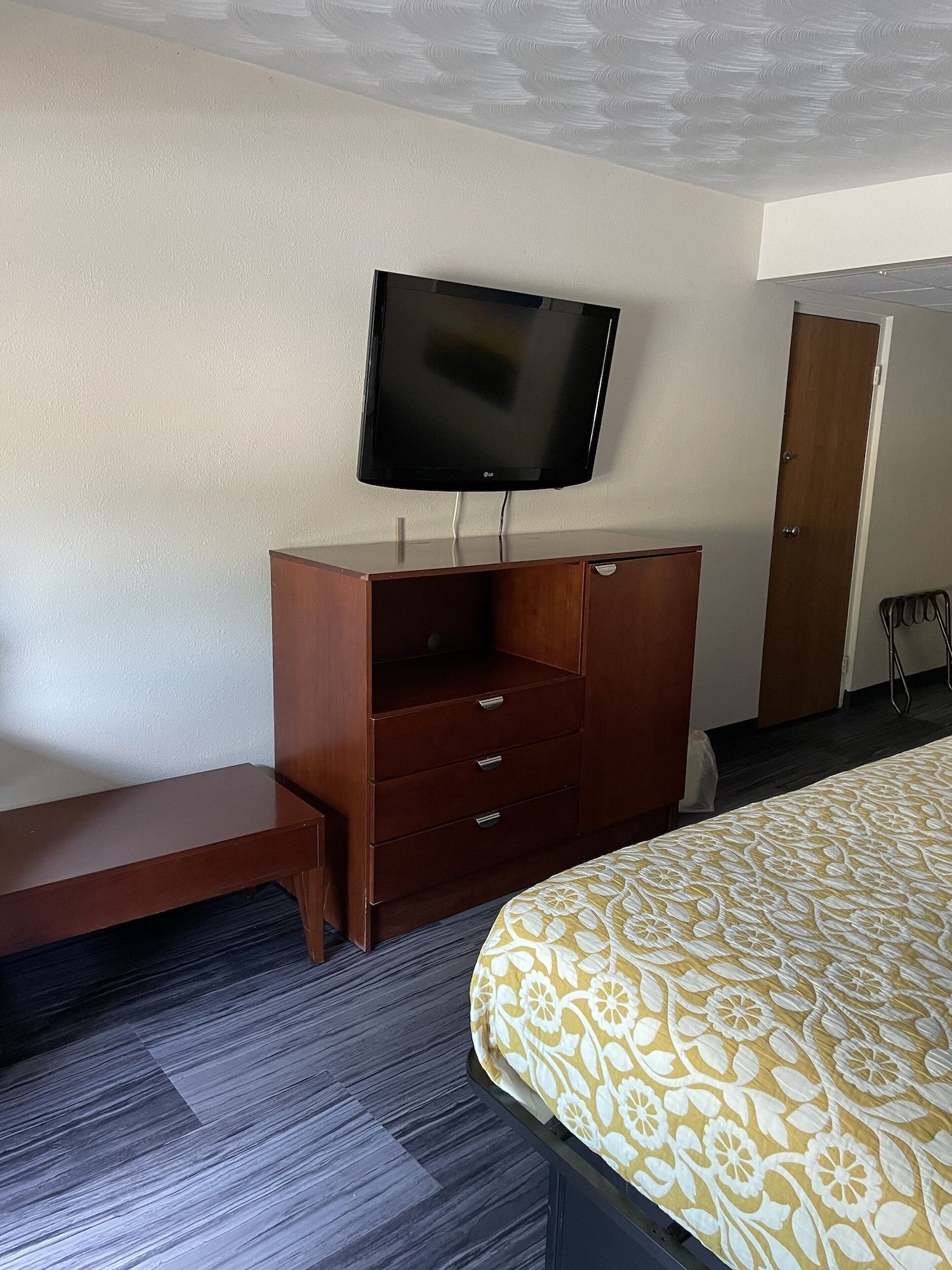 The Royal Inn & Suites
