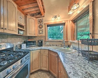 Private Deck And Mtn Views Family Getawa - Eureka - Kitchen