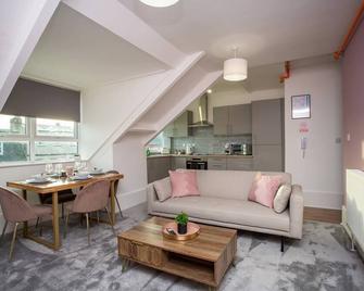 Vacant Nests North Parade - Whitley Bay - Living room