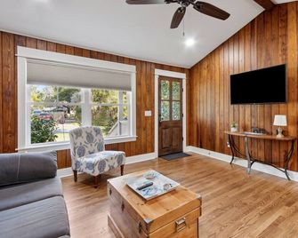 Charming 2BR home in Saint Marys Historic Downtown: Dining, Shops, Ferry Steps Away - St. Marys - Wohnzimmer