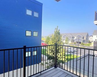 Cozy 1-bedroom apartment in fantastic Fitchburg with AC, laundry, and amenities - Fitchburg - Balcony