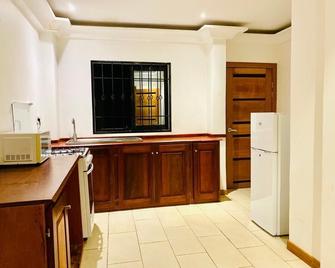 Spacious 2 Bedroom Apartment 10min to Stade Limbe, with Sea view. - Limbe - Kuchyň