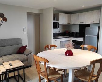 Gîte restauré avec parc et jeux, idéal pour familles - La Celle - Eetruimte