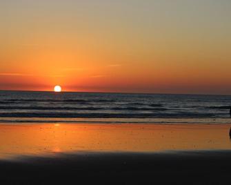 Quintessential Family Bach at Mahanga Beach - Mahia - Beach