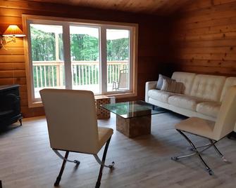 Cedar Cottage Dream - Newly Renovated and Sleeps 5 - Picton - Living room
