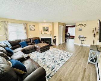 The Lovely Place Stunning 3br 1.5 Ba Sleeps 7. Private Driveway Rv Parking. - Anchorage - Living room