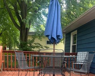Updated cottage near lake access and .5 miles from the beach! - Clear Lake - Balcony