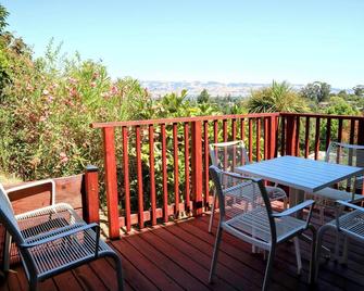 Wine Country Studio in Central Petaluma. View. Pool. Long term rates. No fees - Petaluma - Balcony
