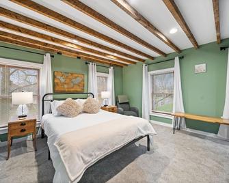 Yorkville Rental - Yorkville - Bedroom