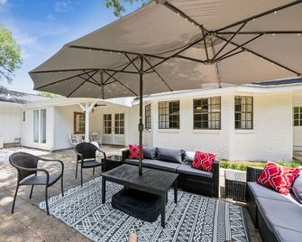 'Whispering Oaks' Enjoy this 4-bedroom home with HUGE backyard - Covington - Patio