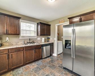 9 Mi to Clarksville Speedway! Family-Friendly Home - Clarksville - Mutfak