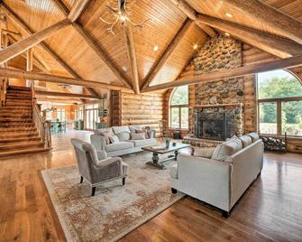 Stunning Mazon Home w/ Fishing Pond & Patio! - Mazon - Living room