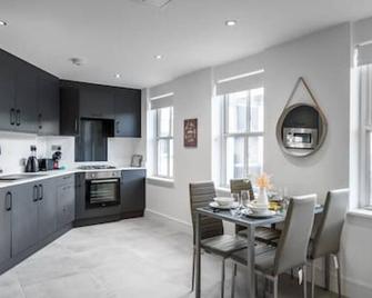 Aryas Apartments Newbury - Newbury - Kitchen