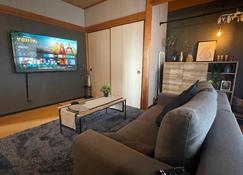 Semidouble Tatami Room in a Modern renovated home! - Gojō - Living room