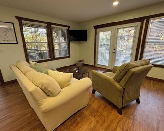 Cozy Waterfront Studio with Private Hot Tub in Longtown - Eufaula - Living room