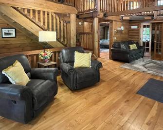 Beautiful Cabin located in the “heart of thumb” wifi - Marlette - Living room