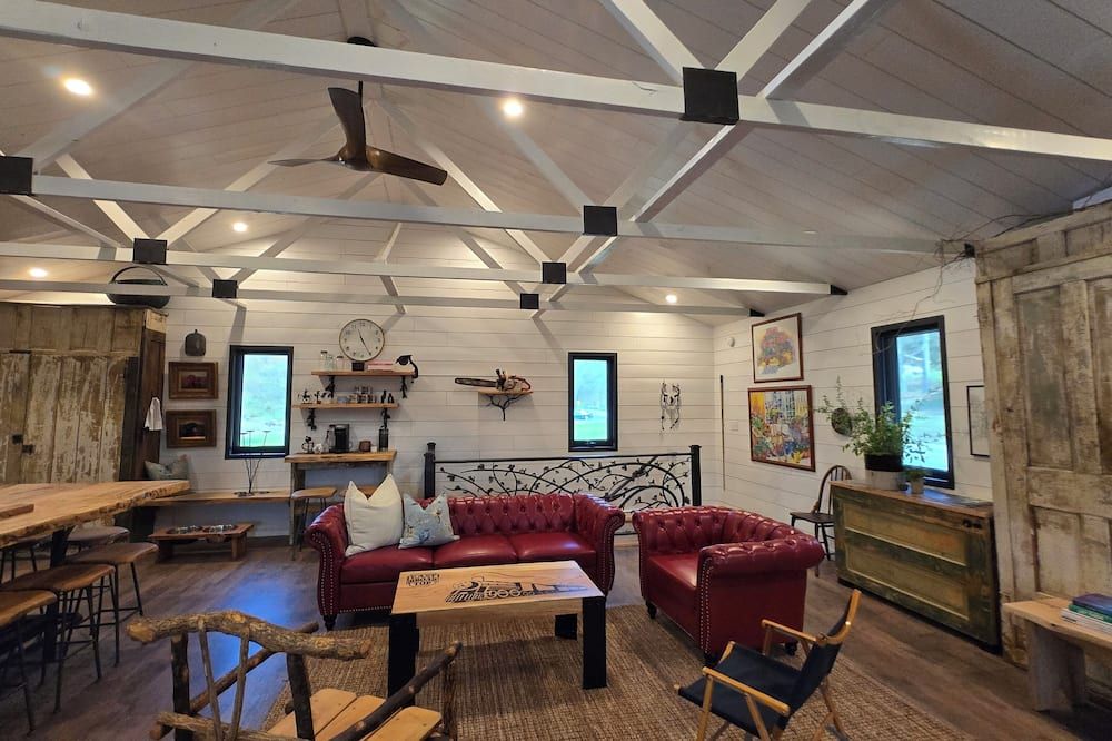 Elegant meets cozy just 16 miles from Raystown Lake. Rest, Recharge, and Explore