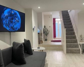 The Snap Pad Boutique Apartment - Royal Tunbridge Wells - Living room