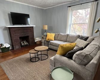 Charming 4 bedroom - 5 minute walk to downtown! (Dog friendly) - Somerset - Wohnzimmer