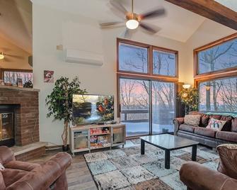 Camelback Condo - Premier Tranquility & Comfort - Tannersville - Living room