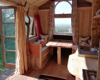 Stargazer Shepherds Hut. A Warm and Cosy Getaway - Totnes - Living room
