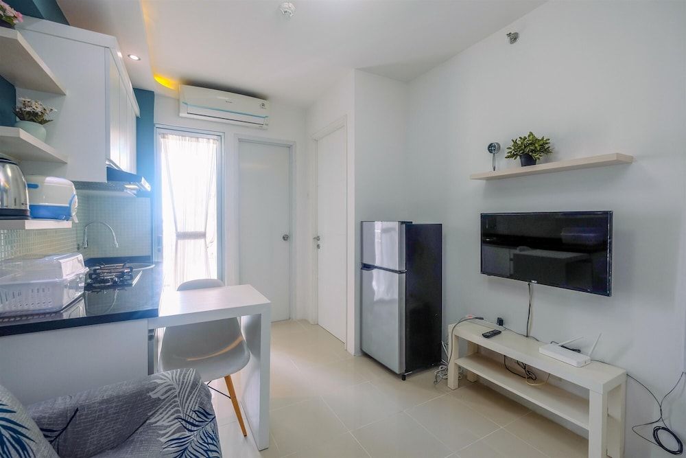 Clean and Simply Cozy 2BR Bassura City Apartment - Yakarta - Sala de estar