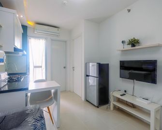 Clean and Simply Cozy 2BR Bassura City Apartment - Yakarta - Sala de estar