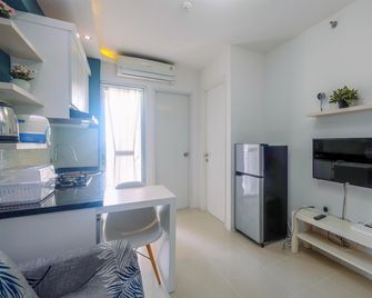 Clean and Simply Cozy 2BR Bassura City Apartment - Yakarta - Sala de estar