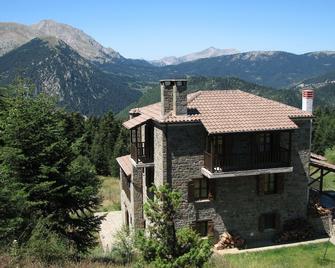 Splendid mountain view,private,1300 m altitude, into deep fir forest and river - Karpenísi - Building
