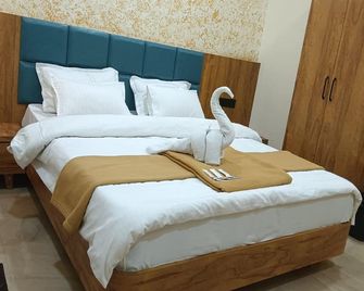 Hotel Hari palace - Dwārka - Slaapkamer