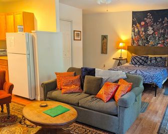 Cozy Mazama Studio on 5 Acres-Trail Access & Views - Mazama - Living room