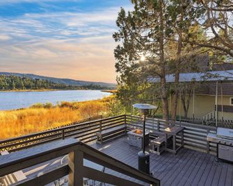 Viewtopia by AvantStay Lakefront Views Hot Tub - Big Bear