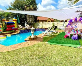 Horizon Green Guest House - Randfontein - Piscina