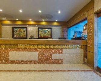 Hotel Raya's - 貢伯戈訥姆 - 櫃檯