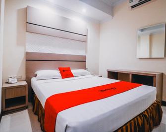 RedDoorz Plus near Makassar Town Square - Makassar