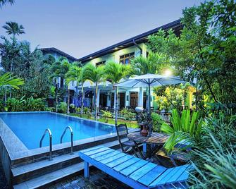 Arcadia Resort - היקאדוואה - בריכה