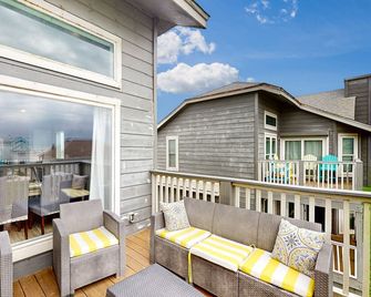 Gulf-view beach house with decks, balcony, AC, & washer/dryer - dog-friendly - Jamaica Beach - Balcony