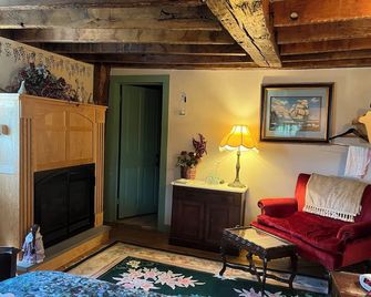 Captain Grant's, 1754 - Poquetanuck - Living room