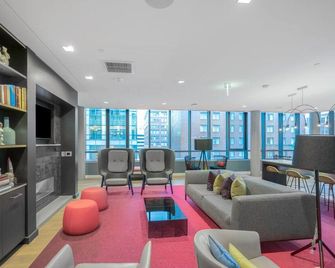 Hip Kendall Square Studio w/ W/D, Gym & Concierge near MIT, by Blueground - Cambridge - Salon