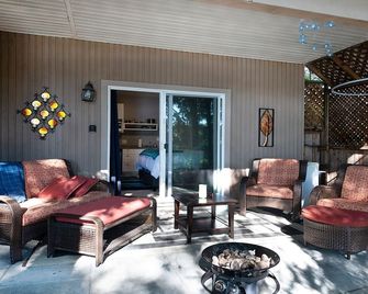 Willow Suite - Lakeside Retreat - Victoria - Living room