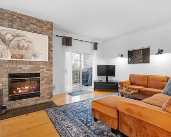 Le Champetre Tremblant 2bdrs Condo W Fireplace - Mont-Tremblant - Wohnzimmer