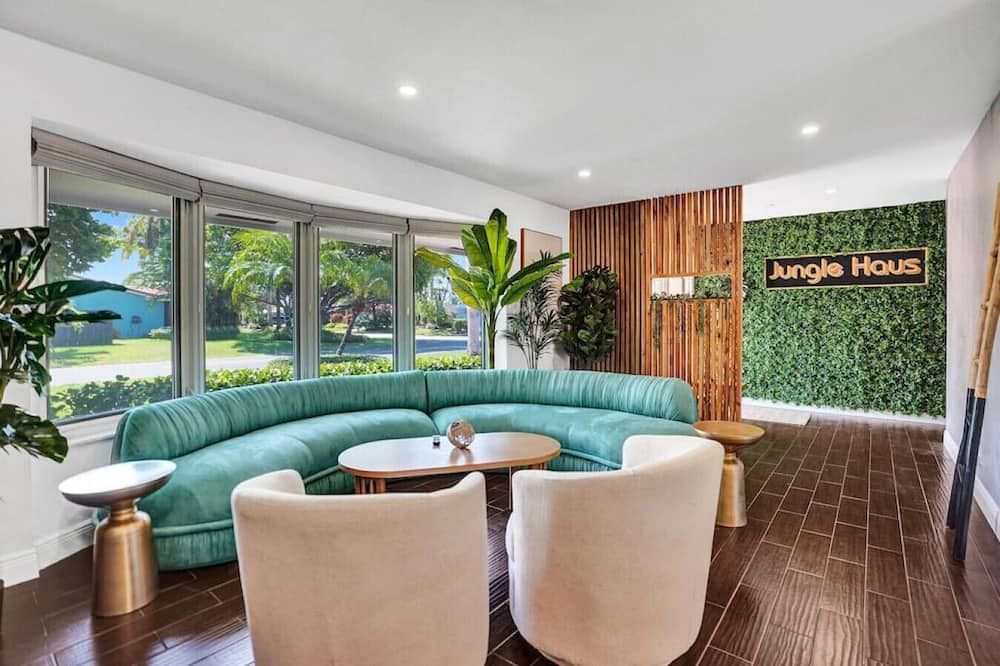 Designer Home - Private Pool & BBQ - 1.5mi to Beach - Fort Lauderdale - Sala d'estar