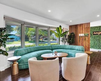 Designer Home - Private Pool & BBQ - 1.5mi to Beach - Fort Lauderdale - Sala d'estar