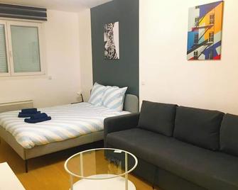 Vierzon Centre - joli T2- balnéo- wifi - Vierzon - Chambre
