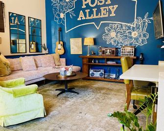 A Pink Door Welcome Near Eateries Breakfast + Parking Included - Seattle - Living room