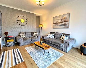 Large house on the edge of the Brecon Beacons - Ebbw Vale - Living room