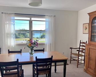 Peaceful vacation home with stunning ocean views and private woods - Hancock - Dining room